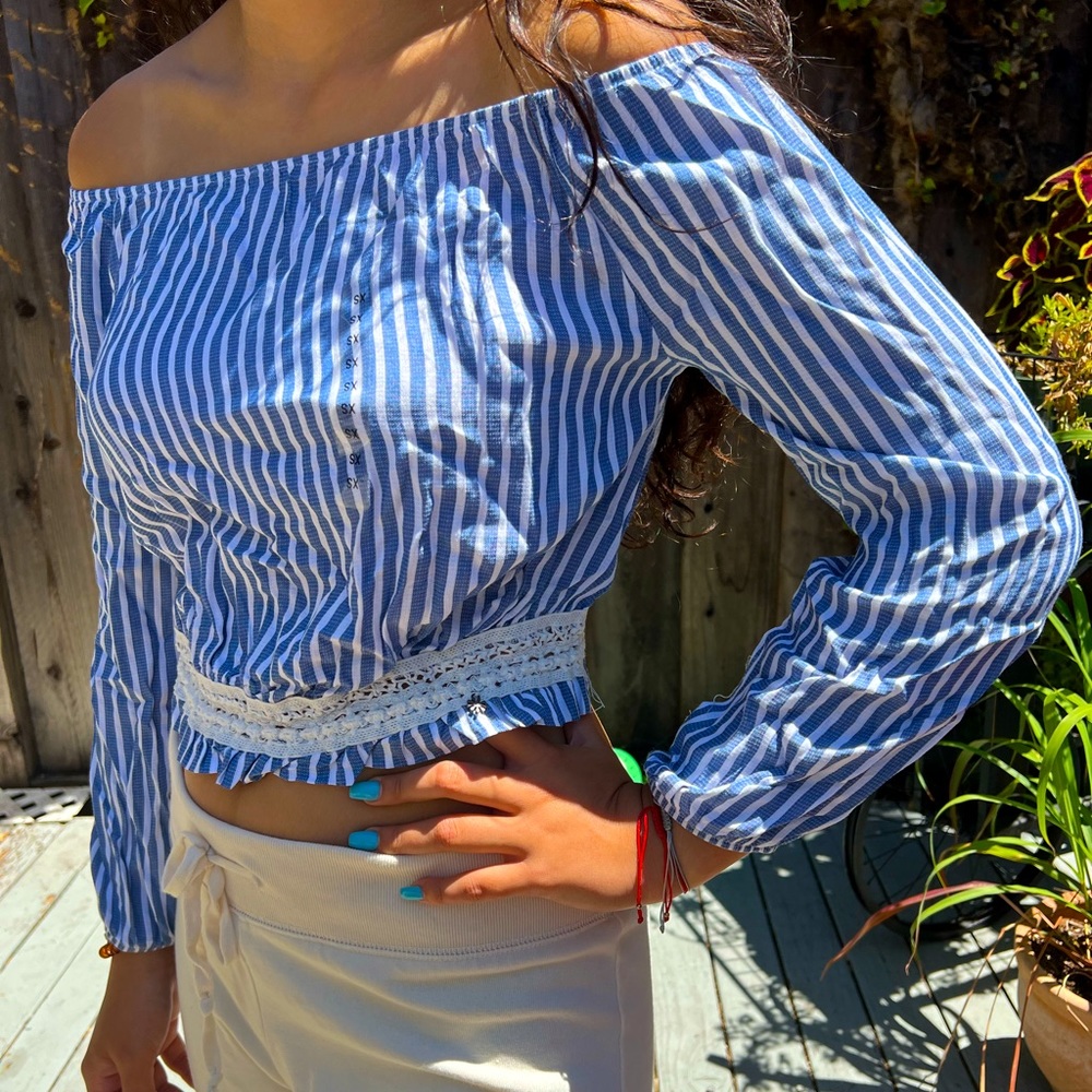 BEAUTIFUL boho-inspired long sleeves top.